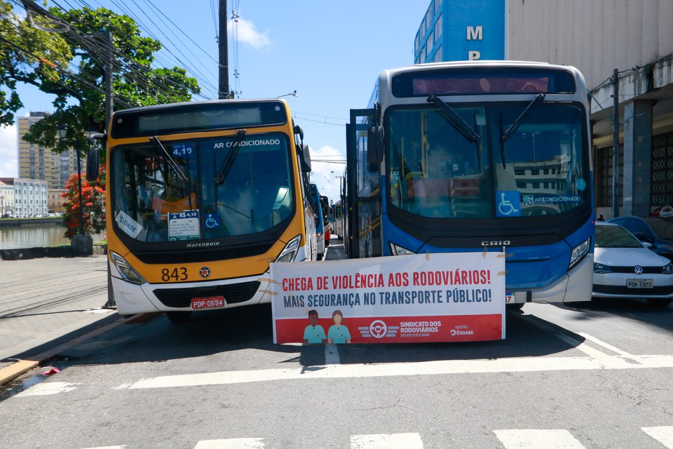Os trabalhadores reclamam o no pagamento da quinzena deste ms de maro  (Foto: Marina Torres/DP )