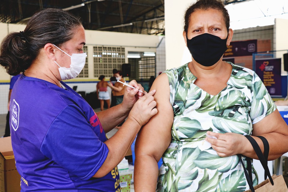 No Recife, o imunizante está disponível em 170 salas de vacinação (Foto: Ikamahã/Sesau)