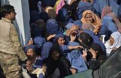 Afegãs protestam contra violência do Talibã (Foto: NOORULLAH SHIRZADA / AFP)