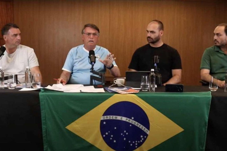 O ex-presidente Jair Bolsonaro (PL) realizou uma live com os três filhos parlamentares para convocar a militância bolsonarista para apoiar os candidatos do PL no pleito municipal desse ano (crédito: Reprodução Youtube)