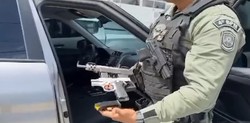 Homem  preso em flagrante com submetralhadora, pistola e carro clonado  (Foto: Redes Sociais )