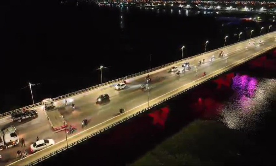Ao atravessar a Ponte Presidente Dutra, o grupo foi cercado pelas equipes policiais, que conseguiram abordar os motociclistas (Foto: Divulgao/PRF)