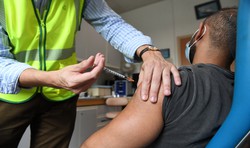 EUA ajustam forma de injetar vacina contra varíola do macaco para multiplicar doses (Foto: Alain JOCARD / POOL / AFP)