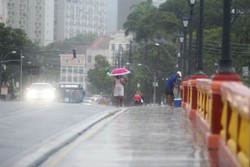 Avanço das chuvas causa transtorno com alagamentos e deslizamentos no Recife e RMR (Foto: Mandy Oliver/Esp.DP)