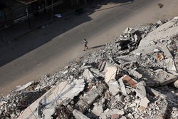 Homem palestino passa pelos escombros de edifcios destrudos em Rafah, no sul da Faixa de Gaza
