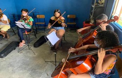 Aulas de violino são oferecidas pela Prefeitura de Jaqueira (Foto: Divulgação.)