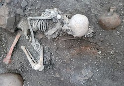 Dois novos esqueletos exumados nas ruínas de Pompeia  (Foto: HANDOUT / PARCO ARCHEOLOGICO DI POMPEI PRESS OFFICE / AFP)