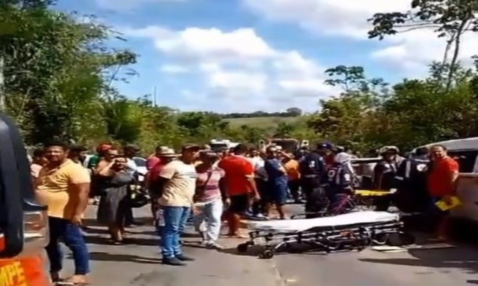 A coliso aconteceu na rodovia PE-04, por volta do meio-dia. Imagens postadas em redes sociais mostram a movimentao das ambulncias e uma maca no meio da pista (Foto: Reproduo/Redes Sociais)