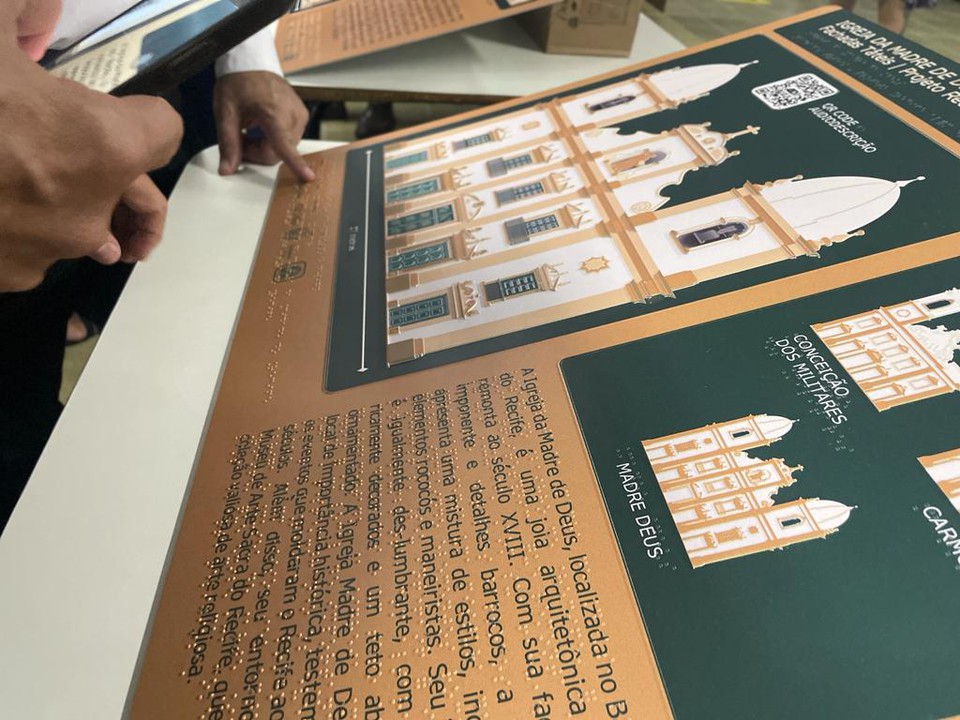 São painéis táteis contendo informações em Braille, letras ampliadas, pictolibras (sinais em Libras) e audiodescrição por meio de QR Codes. (Foto: Romulo Chico/DP Foto)