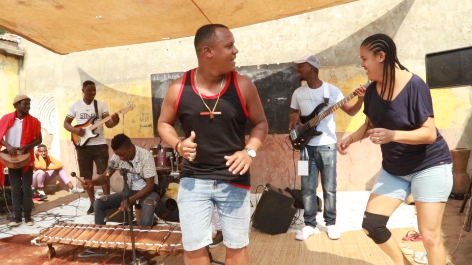 Kell e Dayane Calixto em Moambique, com a Banda Hodi (Rui Mendona)