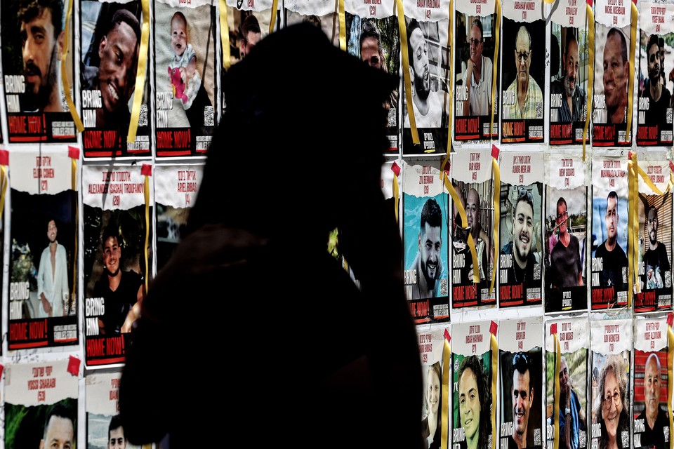 Cartazes em Tel Aviv trazem fotos das vtimas de sequestro  (JACK GUEZ / AFP
)