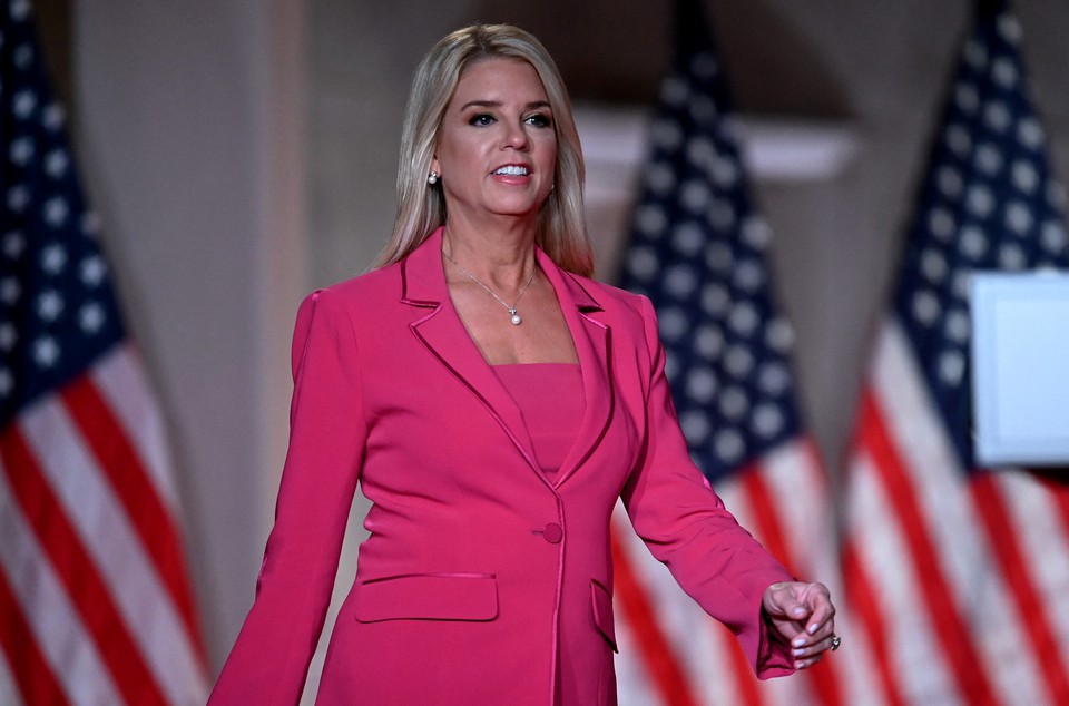 Pam Bondi, procuradora-geral escolhida por Donald Trump (Foto: OLIVIER DOULIERY/AFP
)