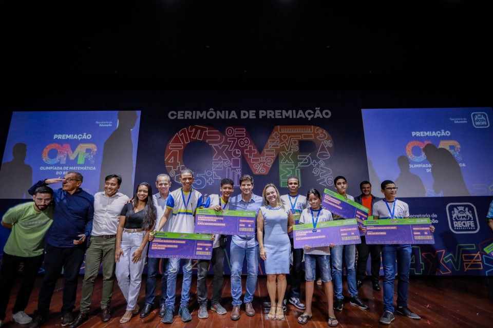 Estudantes que venceram Olimpíada de Matemática receberam prêmio do prefeito João Campos  (Foto: Prefeitura do Recife/ Divulgação )