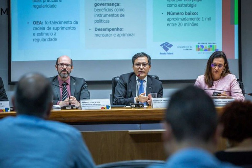 
Secretrio Robinson Barreirinhas, da Receita Federal, disse que, com tributao de fundos exclusivos e offshores, contribuintes esto tendo "oportunidade" de contribuir (foto: Diogo Zacarias/MF)