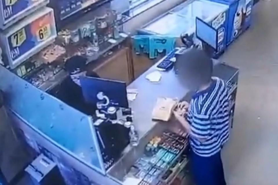 Toda a ao do jovem no estabelecimento dura cerca de dois minutos (Foto: Reproduo)
