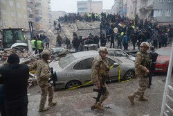 Forte terremoto deixa ao menos 912 mortos na Turquia e 326 na Síria (Foto: ILYAS AKENGIN / AFP)