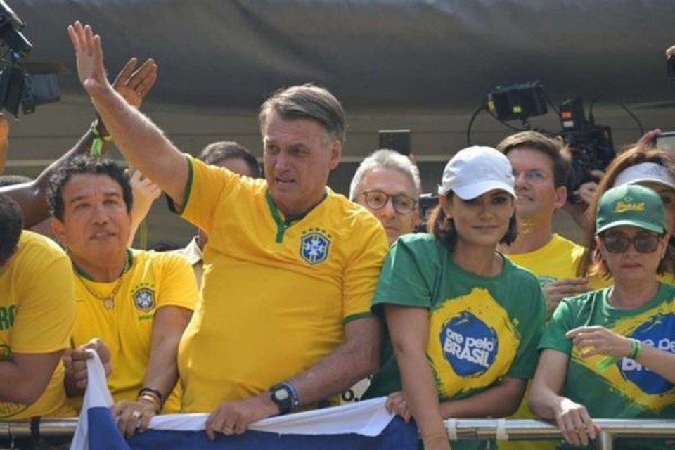 Cercado de apoiadores e ao lado da mulher, Michelle, Bolsonaro teria dado mais elementos que podem piorar sua situação nos inquéritos da PF (crédito: Nelson Almeida/AFP)