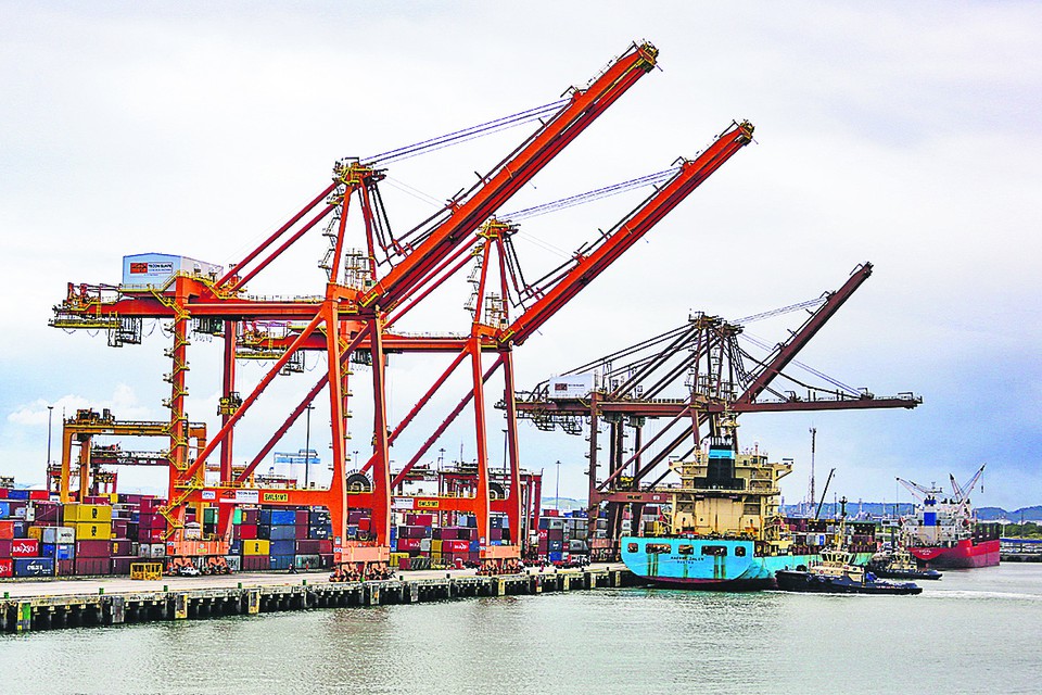 Dragagem pode fazer de Suape o nico porto brasileiro navios com capacidade para mais de 16 mil contineres (Rafael Vieira / DP)