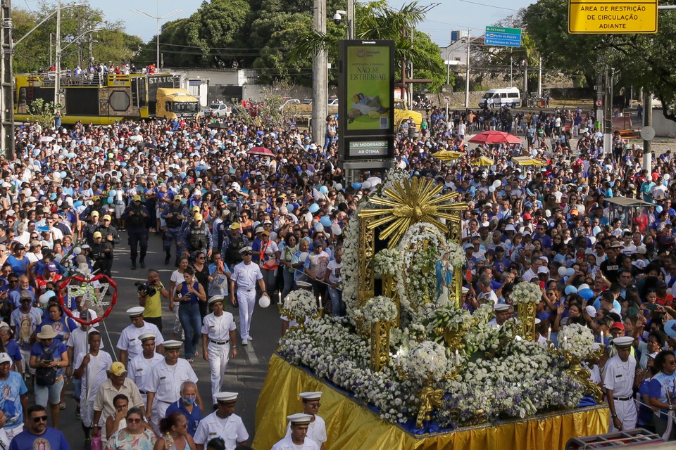 Milhares de fiéis acompanharam a procissão, que marcou o encerramento da programação da 119ª Festa do Morro  (Rafael Vieira/DP)
