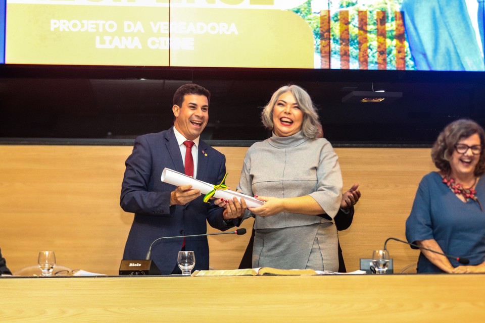 O deputado federal Carlos Veras (PT), a vereadora Liana Cirne (PT) e a senadora Teresa Leito (PT) (Foto: Ruan Pablo/DP Foto)