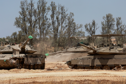 Tanques do exrcito israelense tomam posio no sul de Israel, perto da fronteira com a Faixa de Gaza