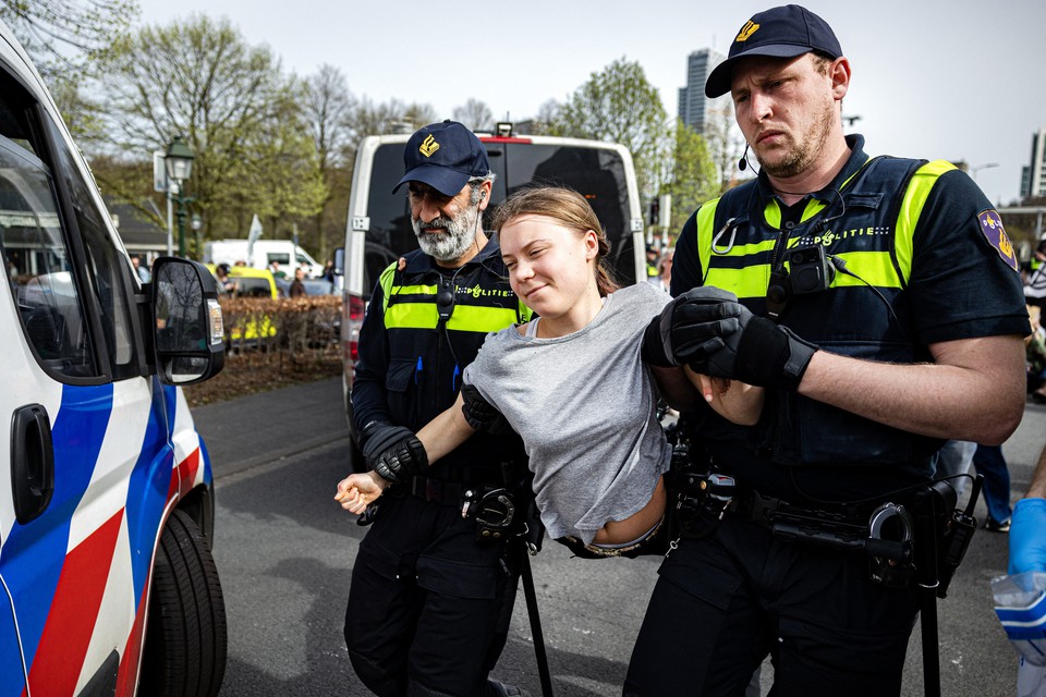 Ativista foi presa pela polcia neerlandesa (foto: Ramon van Flymen / ANP / AFP)