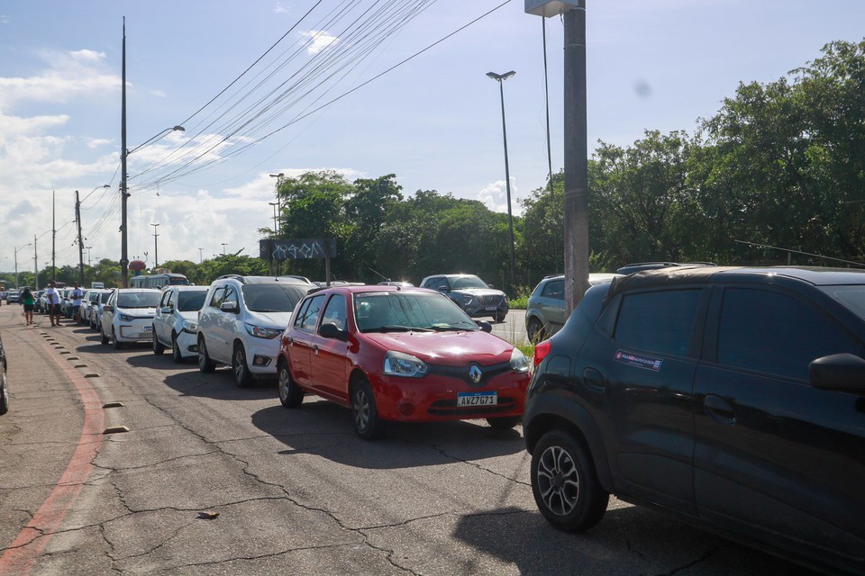 Veculos se reuniram para manifestao de motoristas de aplicativo  (Foto: Marina Torres/DP)
