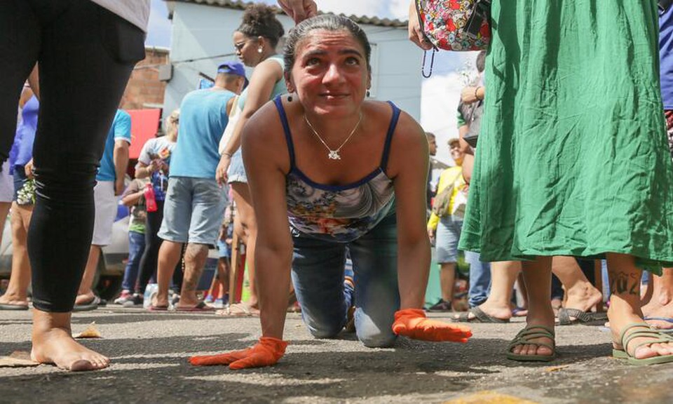 Devota subiu morro de joelhos para pagar promessa (Foto: Rafael Vieira/DP)