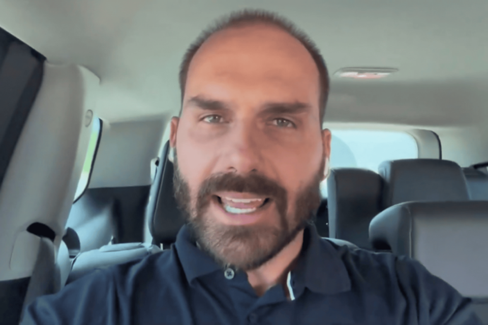 Eduardo Bolsonaro (foto) disse que a Polcia Federal foi "criativa" no relatrio que indiciou seu pai, o ex-presidente Jair Bolsonaro (PL) (foto: Reproduo/X)