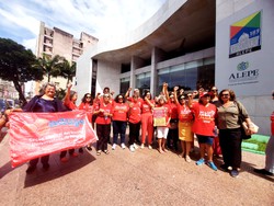 Servidores realizam ato unificado no Centro do Recife e cobram melhorias salariais e na assistncia de sade  (Foto: Priscilla Melo/DP)