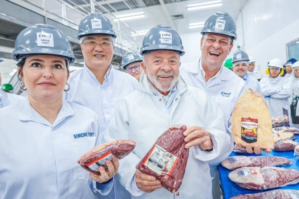Lula em Campo Grande, ao lado dos ministros Simone Tebet e Carlos Fvaro (D): US$ 1 trilho em 10 anos - (crdito: Ricardo Stuckert/PR)
