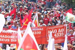 O ato traz o lema 1 de Maio %u2013 Dia do Trabalhador e da Trabalhadora por um Brasil mais justo