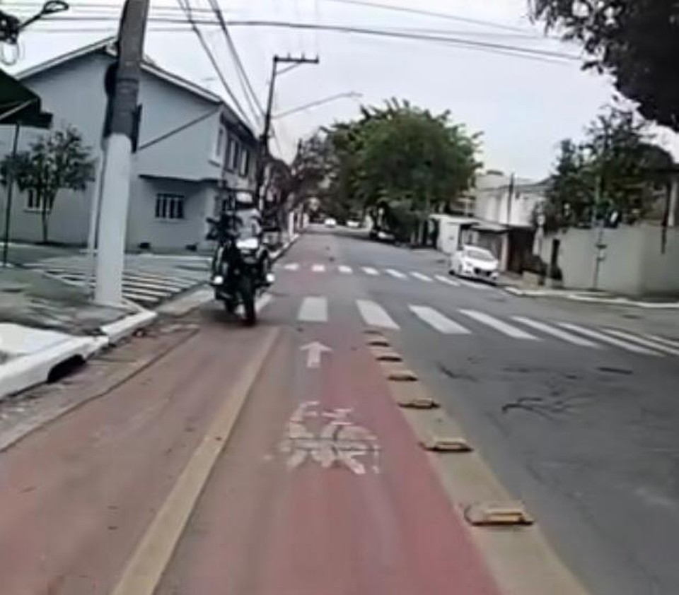 Motociclista na faixa dos ciclistas (Foto: Reproduo das redes sociais)