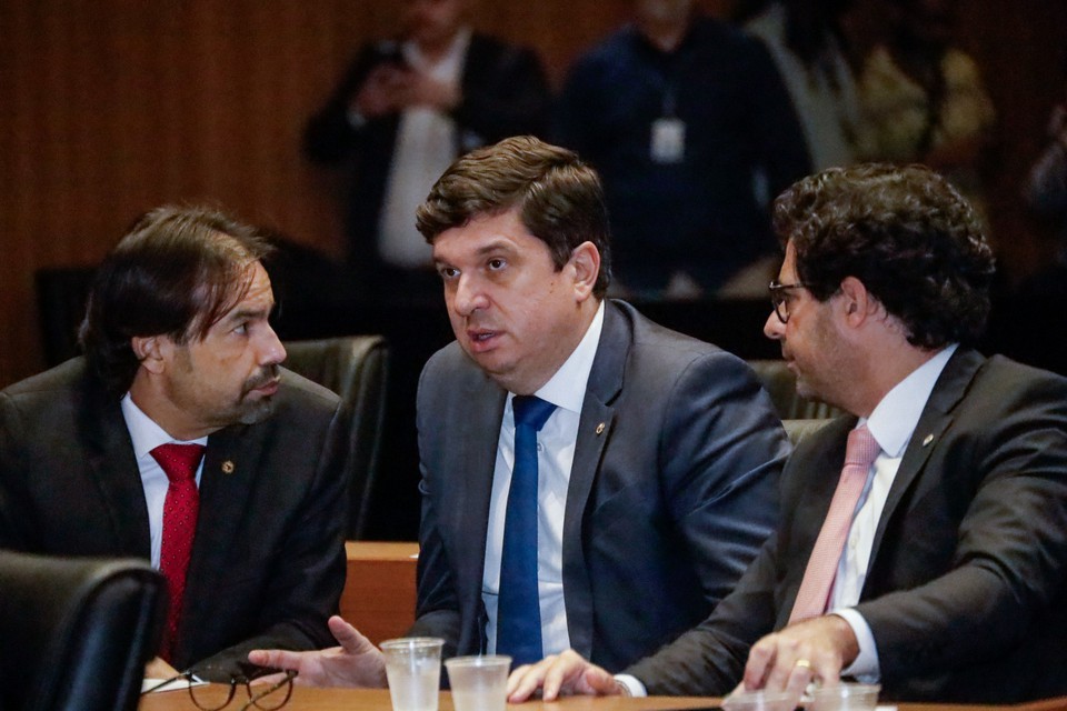 Lder da oposio Diogo Moraes (PSB) e vice-lder Rodrigo Farias (PSB) com vice-lder governista Joozinho Tenrio (PRD) (Amaro Lima/Alepe)