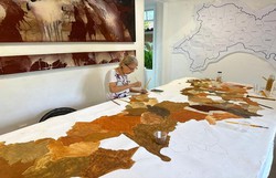 Marlene Almeida  internacional na criao artstica com tintas a partir de pigmentos retirados do solo