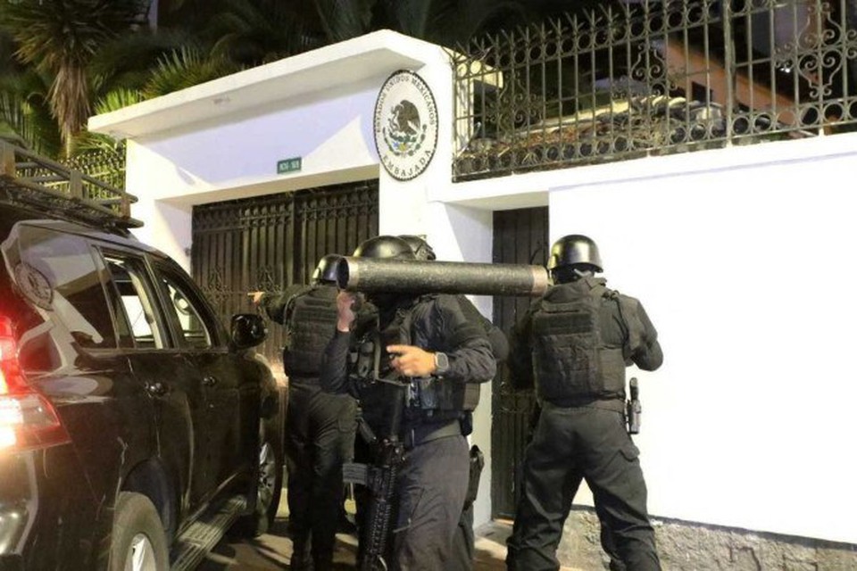 Foras especiais da polcia equatoriana tentam invadir a embaixada mexicana em Quito para prender o ex-vice-presidente do Equador, Jorge Glas, em 5 de abril de 2024 (Foto: ALBERTO SUAREZ/AFP)