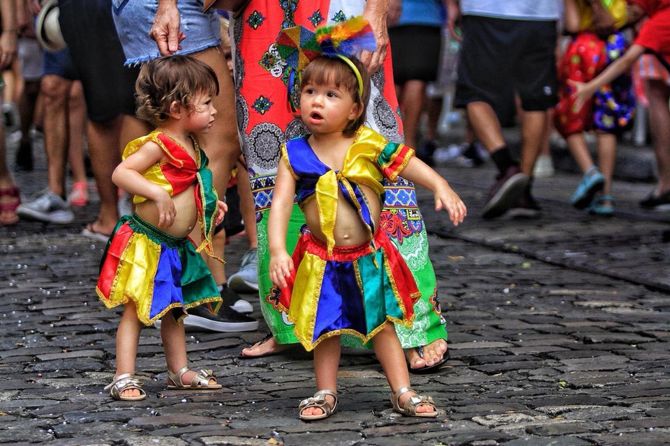 As gêmeas Maria Luisa e Helena aproveitam a folia do carnaval  (Foto: Rômulo Chico/DP)