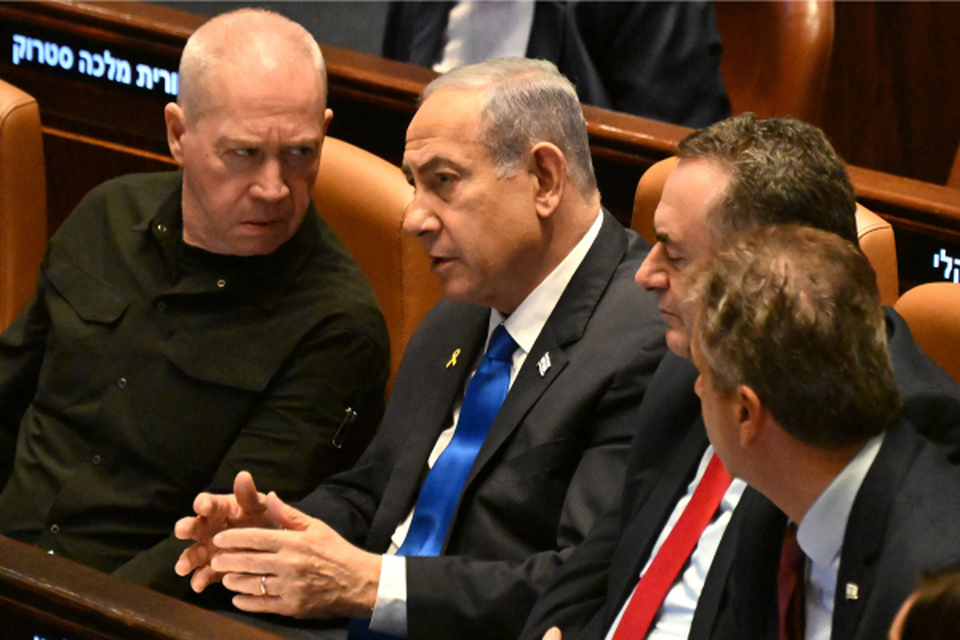 Benjamin Netanyahu e o ex-ministro da Defesa de Israel Yoav Gallant (Crdito: DEBBIE HILL / POOL / AFP)