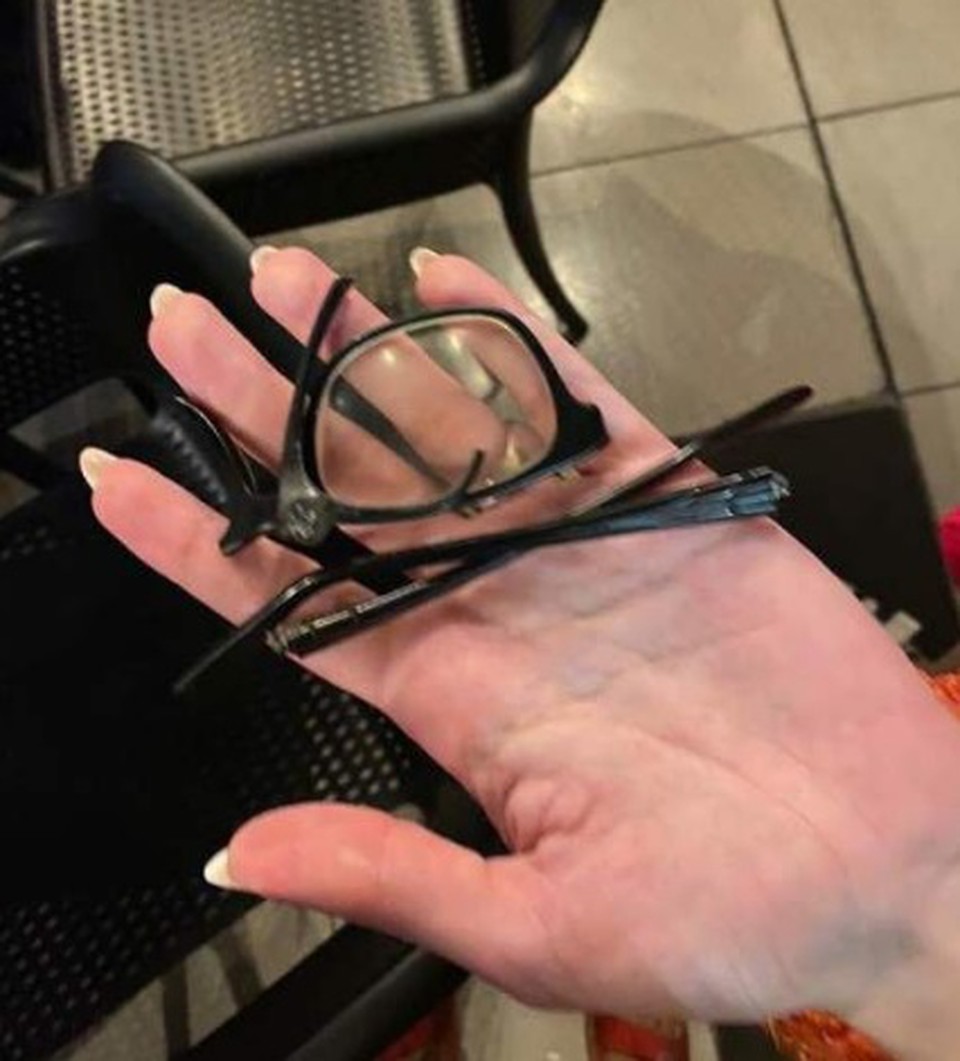 Os òculos da víitma foram quebrados na agressão em restaurante  (Foto: rede social)