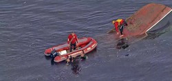 Traineira naufraga no Rio e deixa pelo menos três mortos (Foto: Reprodução/TV Globo)