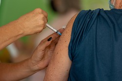 Vacinação contra a gripe será antecipada em 2024, tendo início no dia 25 de março