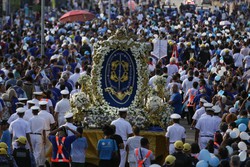Devotos seguiram procisso no Recife
