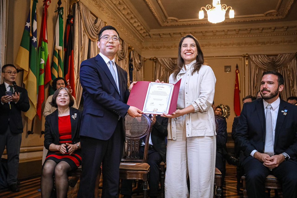 Memorandos foram assinados pela governadora Raquel Lyra e pelo Secretrio-Geral Adjunto do Governo Popular da Provncia de Sichuan, Wang Jianjun (foto: Janana Pepeu/Secom)