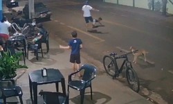 Momento que o suspeito chuta as costas da criança, no meio de rua, em frente a sorveteria de Itapagipe (Triângulo Mineiro)