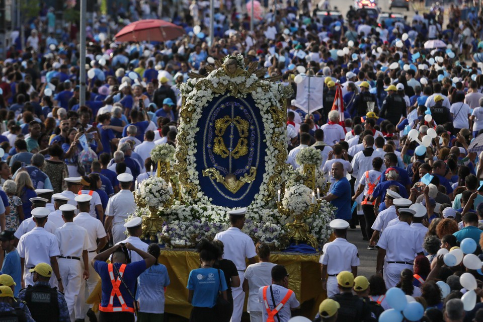 Devotos seguiram procisso no Recife (Foto: Rafael Vieira/DP)