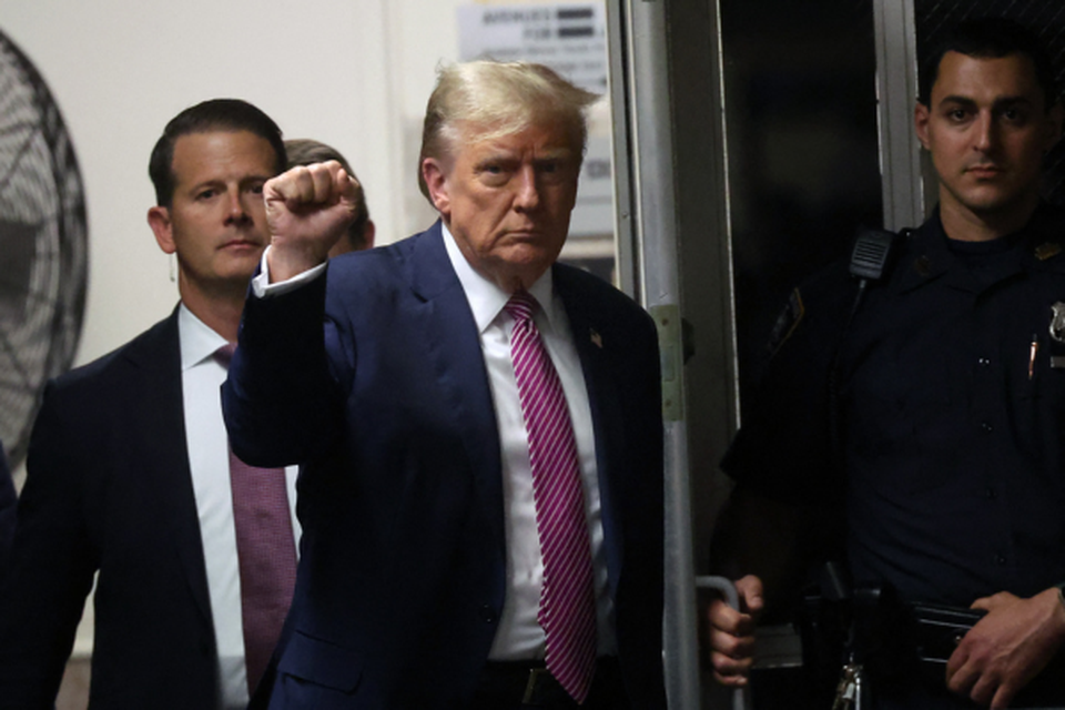 O ex-presidente dos EUA, Donald Trump, entra no Tribunal Criminal de Manhattan aps uma pausa para o almoo (Crdito: SPENCER PLATT / POOL / AFP)