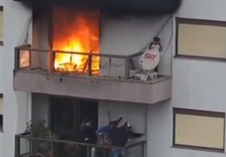 Vdeo: criana  resgatada de apartamento em chamas no Rio Grande do Sul  (foto: Reproduo)