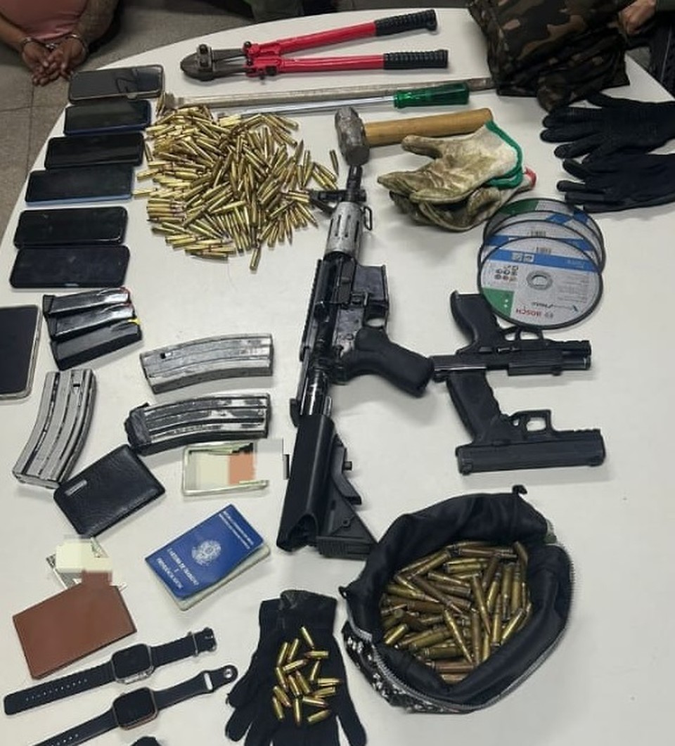 Armas, munies e ferramentas foram aprendidas (Foto: PM)