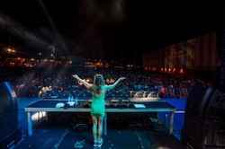 O festival tem mais de 10 horas de durao e rene diversos artistas do cenrio pop