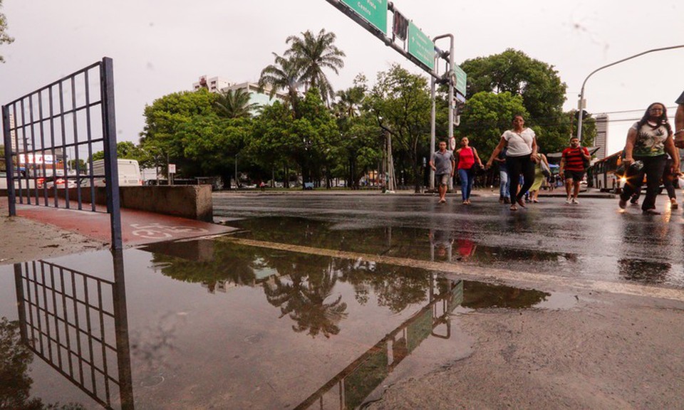 Chuva alagou ruas no Recife  (Foto: Priscilla Melo/DP )